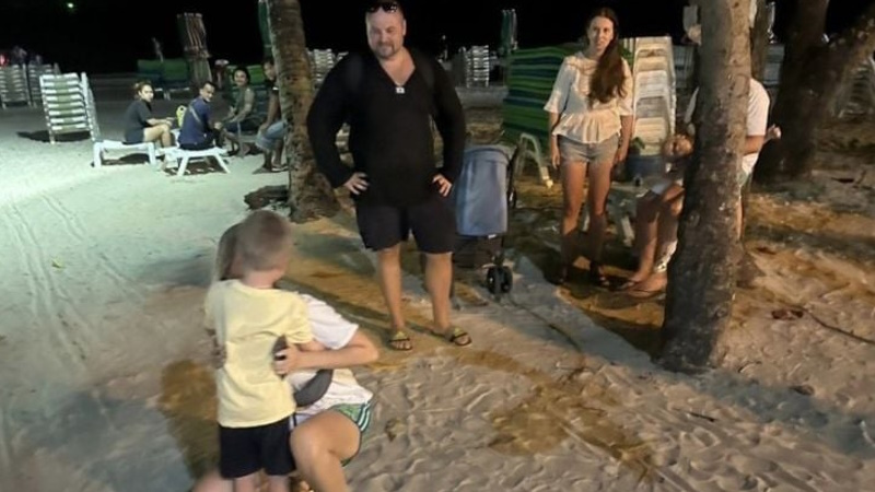 Туристы из России потеряли детей в Патонге. Мальчика и девочку в итоге нашли на игровой площадке на пляже. Фото: Phuket Tourist Police