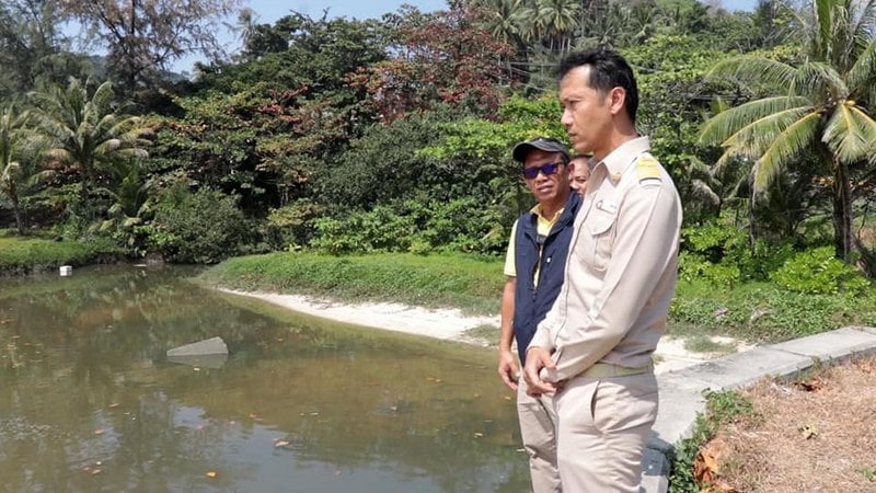 Власти Карона обещают почистить впадающий в море канал, чтобы туристы не боялись купаться в том, что из него вытекает в море. Фото: PR Phuket