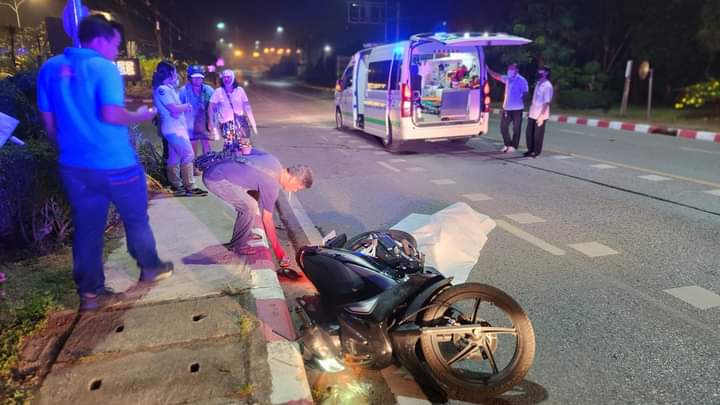 Один человек погиб и два пострадали в мотоциклетной аварии на Пхукете. Фото: Иккапоп Тхонгтуб