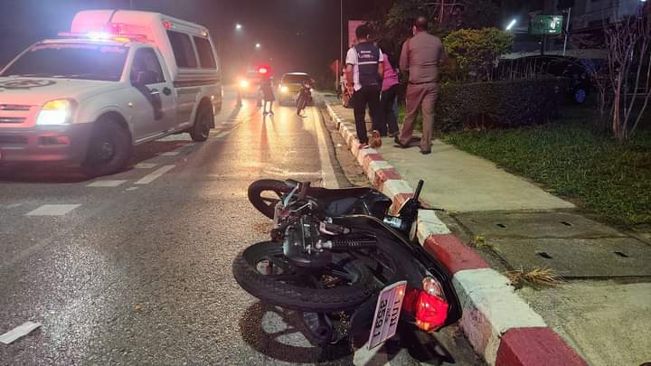 Один человек погиб и два пострадали в мотоциклетной аварии на Пхукете. Фото: Иккапоп Тхонгтуб