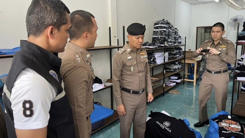 Три человека были задержаны в ходе рейда в цеху по производству контрафакта в Кату. Фото: PR Phuket