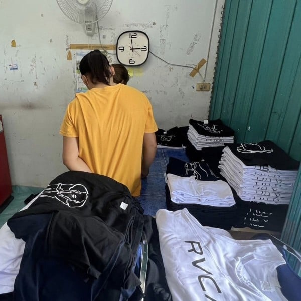 Три человека были задержаны в ходе рейда в цеху по производству контрафакта в Кату. Фото: PR Phuket