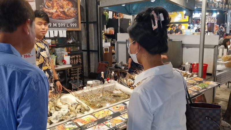 Офис Минторговли на Пхукете проверил цены на дурины на рынке Chillva Market и пришел к выводу, что все в порядке. Фото: PR Phuket