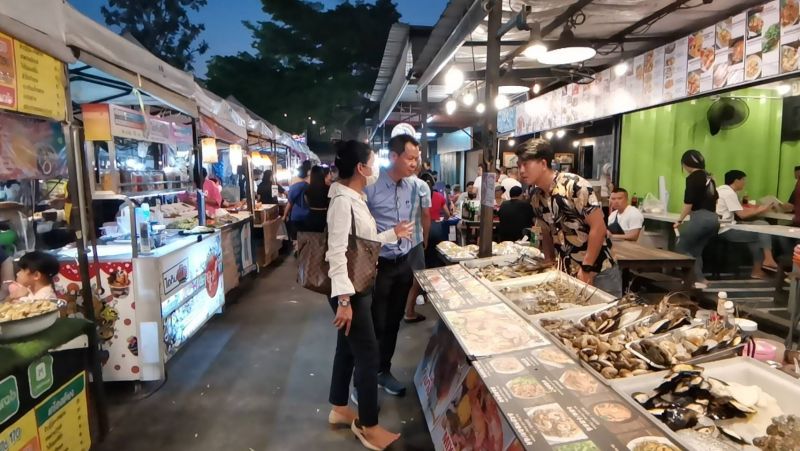 Офис Минторговли на Пхукете проверил цены на дурины на рынке Chillva Market и пришел к выводу, что все в порядке. Фото: PR Phuket