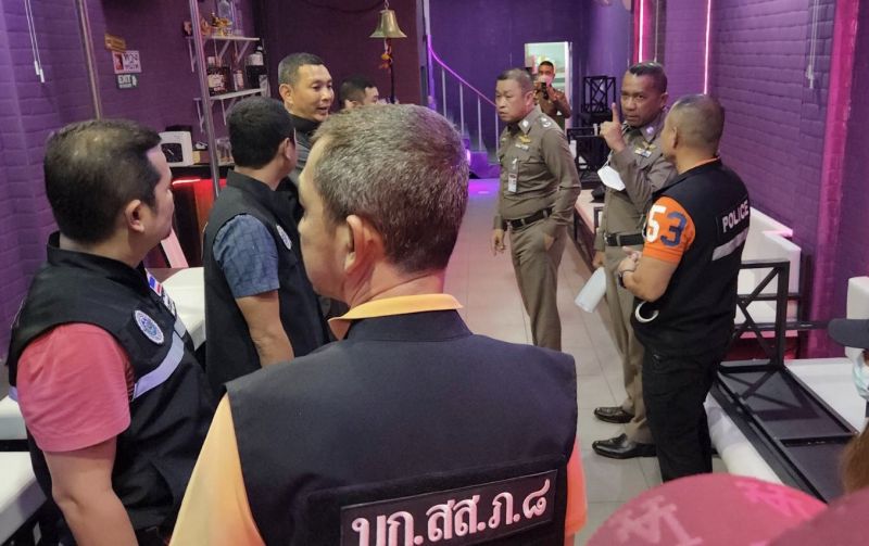 Замглавы региональной полиции приехал в Патонг в связи с делом о несовершеннолетних проститутках. Фото: Иккапоп Тхонгтуб