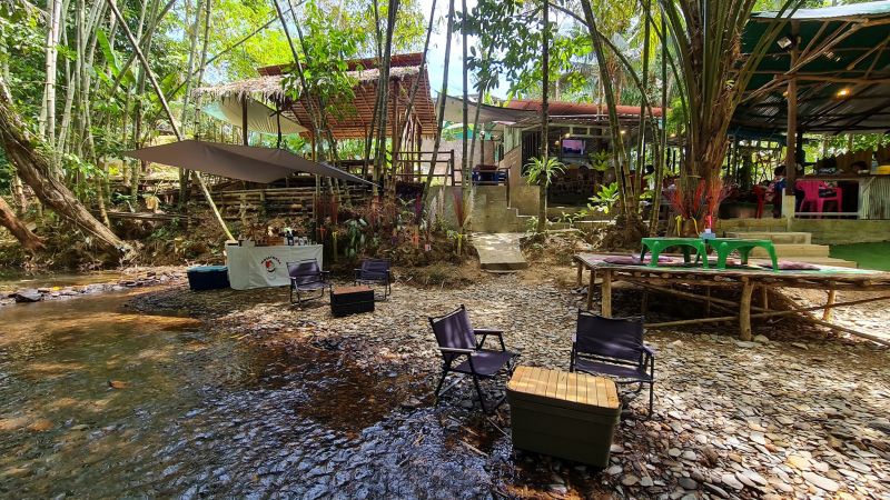 Ресторан Rim Khlong Sai Kha и кофейня Mosaymoka на берегу клонга в джунглях.
