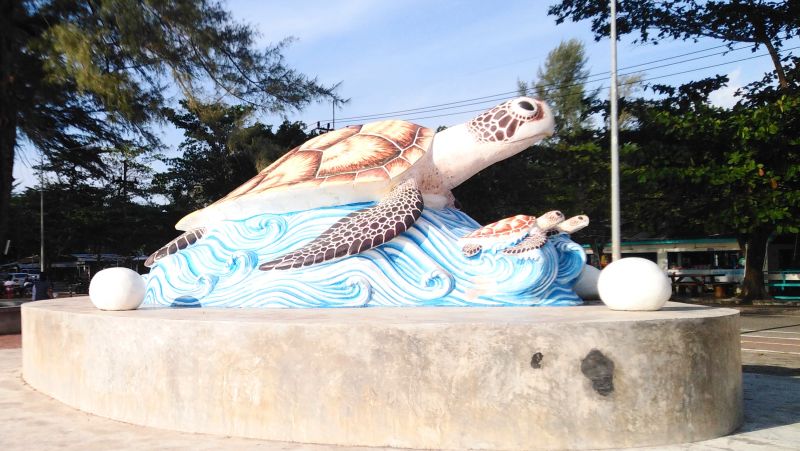 Скульптура черепахи на пляже в Тай-Мыанге. Провинция Пханг-Нга.