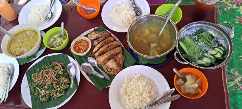 Обед в ресторане Rim Khlong Sai Kha.
