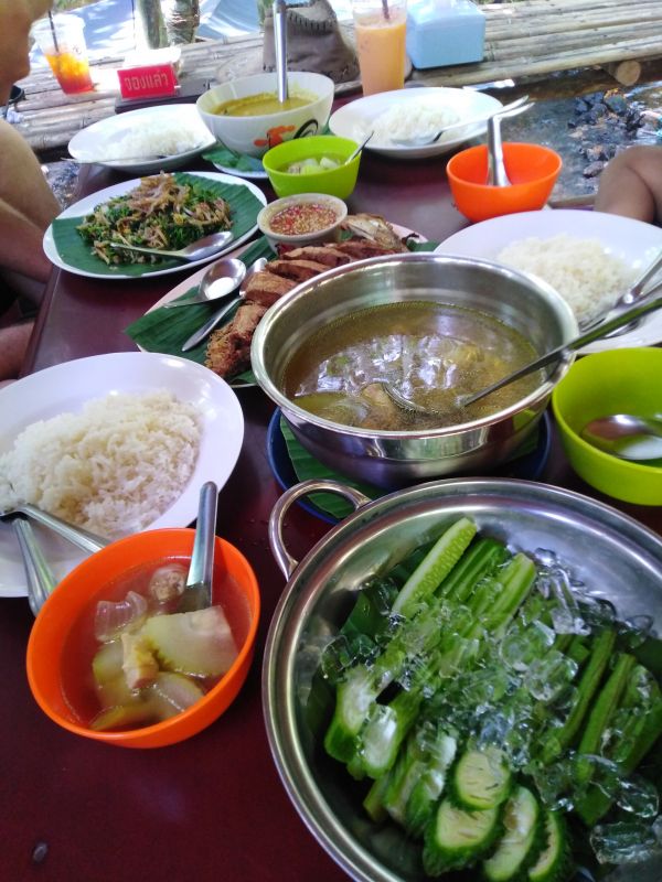 Обед в ресторане Rim Khlong Sai Kha.