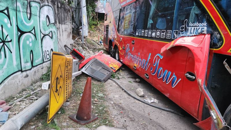 У туристического автобуса отказали тормоза по пути в Патонг. Пострадал только водитель. Фото: Иккапоп Тхонгтуб