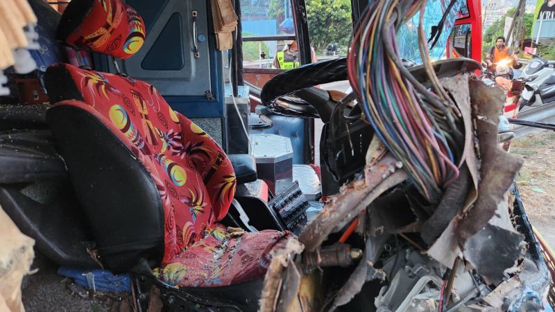 У туристического автобуса отказали тормоза по пути в Патонг. Пострадал только водитель. Фото: Иккапоп Тхонгтуб