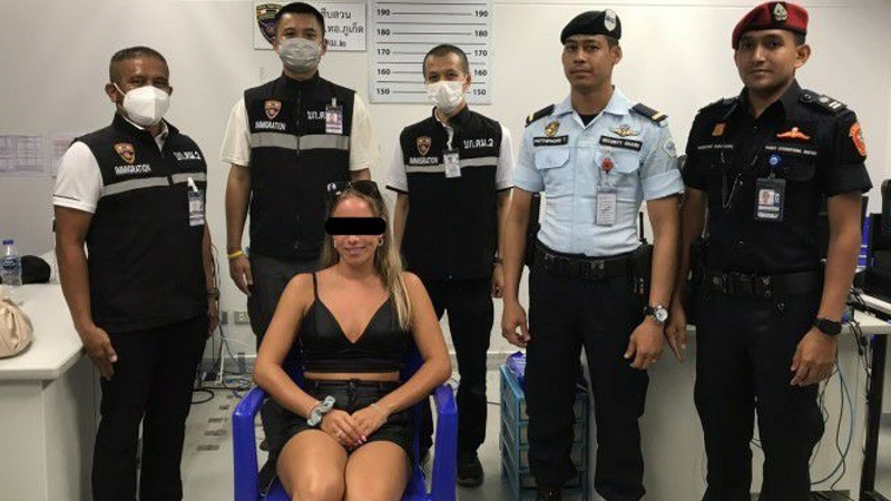 Мария Каролина Де Вильдт после ареста на пункте иммиграционного контроля в аэропорту 25 марта. Фото: Phuket Immigration Checkpoint / Facebook