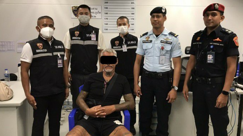Джозуа Джасафат после ареста на пункте иммиграционного контроля в аэропорту 25 марта. Фото: Phuket Immigration Checkpoint / Facebook