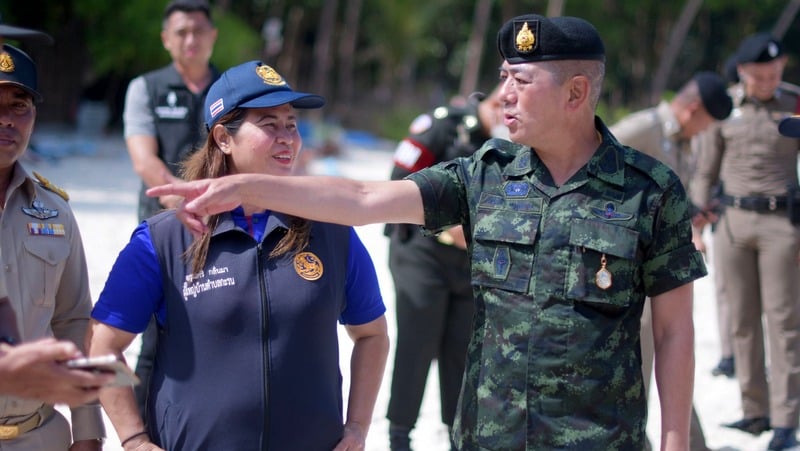 Генерал Сакунтанак посетил Пхукет и дал старте возвращению пляжа Фридом к первозданному виду. То есть без зонтиков и прочих удобств. Фото: Phuket Info Center