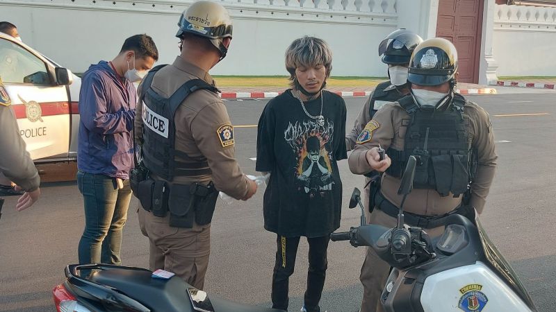 Активист арестован за перечеркнутое число 112 и символ анархии в центре Бангкока. Фото: TLHR2014 / Twitter