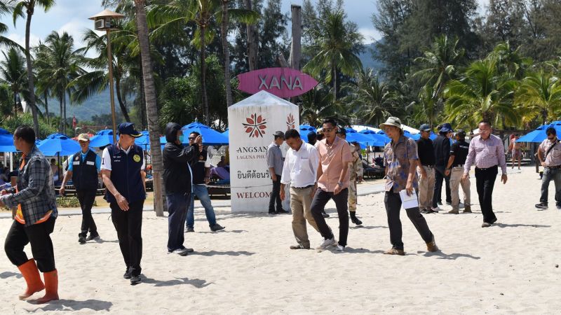 Официальные лица на пляже Лейпанг в среду, 30 марта. Фото: PR Phuket