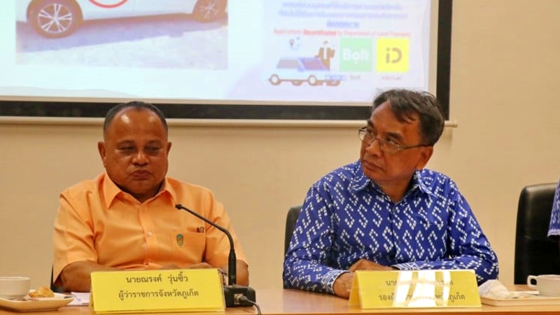 Губернатор Пхукета Наронг Вунсиеу. На экране сзади виден слайд, посвященный зарегистрированным и незарегистрированным приложениям такси. Фото: Phuket PR