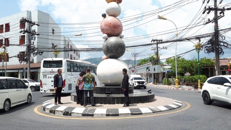 Развязка с пирамидой из шаров-жемчужин в Патонге вызвала интерес NACC. Фото: NACC Phuket