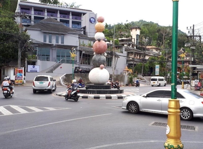 Развязка с пирамидой из шаров-жемчужин в Патонге вызвала интерес NACC. Фото: NACC Phuket