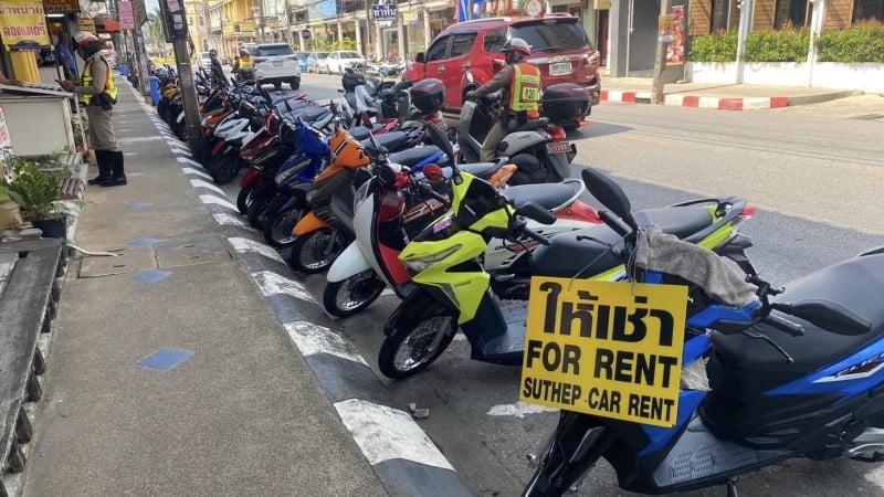 Прокатные скутеры на обочине в Пхукет-Тауне. В Карон или Патонге проблема дефицита парковочных мест стоит не менее остро. Фото: Phuket Info Center