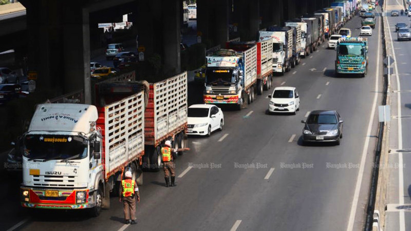 Акция протеста водителей грузовиков в Бангкоке во время прошлогоднего периода повышения цен на дизель. Фото: Wichan Charoenkiatpakul / Bangkok Post