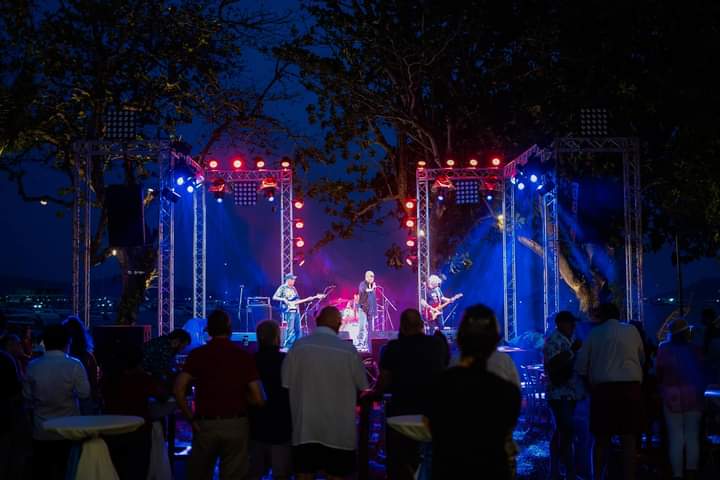 Сцена на берегу залива на музыкальном фестивале в КЕР. Фото: KEP Phuket