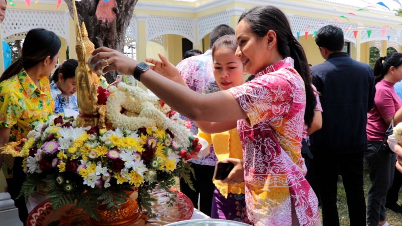 Омовение изваяния Будды перед Сонгкраном 11 апреля. Фото: Radio Thailand Phuket