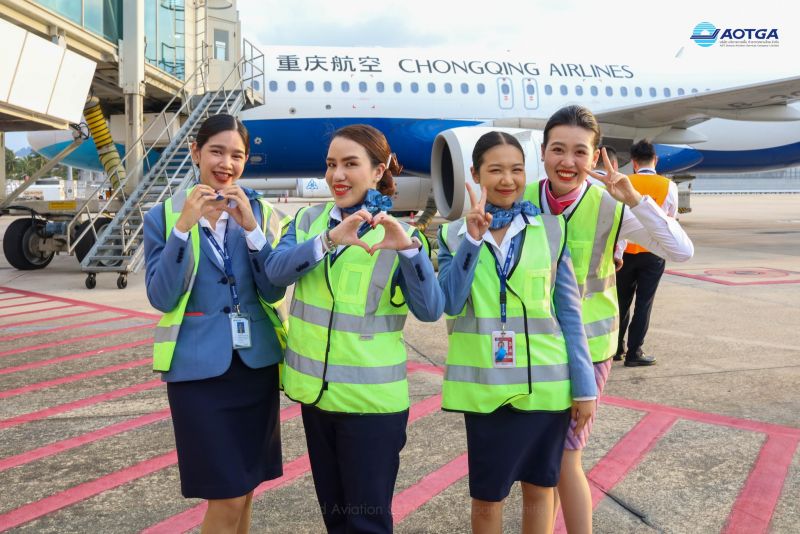 Прибытие первого рейса Chongqing Airlines на Пхукете в апреле 2023 года. И в марте, и в апреле новые рейсы на остров открывали только китайские перевозчики. Фото: AOTGA