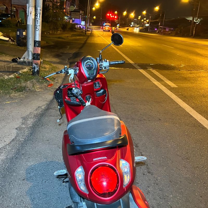 Мотоциклетная авария произошла в Вичите перед рассветом 20 апреля. Фото: Иккапоп Тхонгтуб