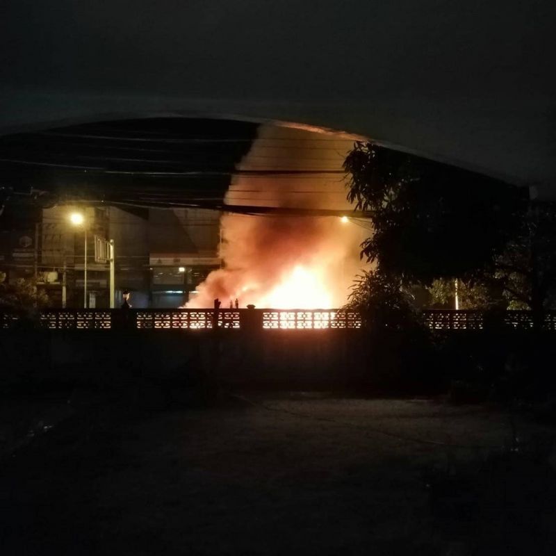 Машина сгорела на Thepkrasattri Rd. в ночь на 22 апреля. Фото: Koh Kaew OrBorTor
