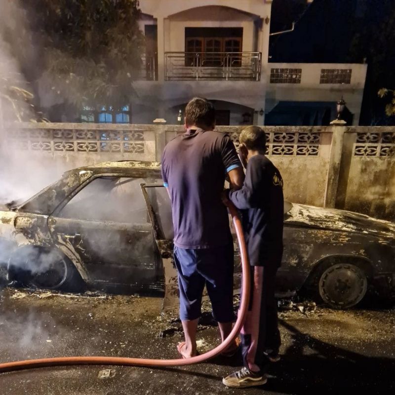 Машина сгорела на Thepkrasattri Rd. в ночь на 22 апреля. Фото: Koh Kaew OrBorTor