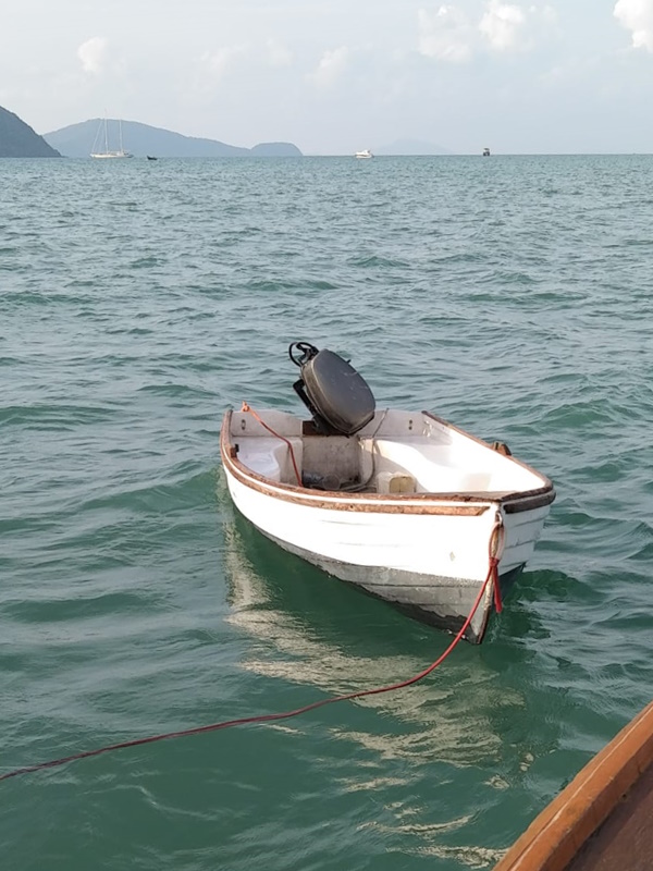 Вспомогательная шлюпка с подвесным мотором была обнаружена в море 1 мая. Фото: Suporn Songmueang (สุภรณ์ สองเมือง)