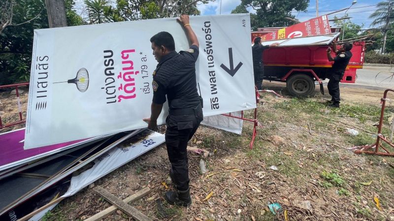 Ликвидация рекламных щитов в Май-Кхао. Фото: Mai Khao OrBorTor