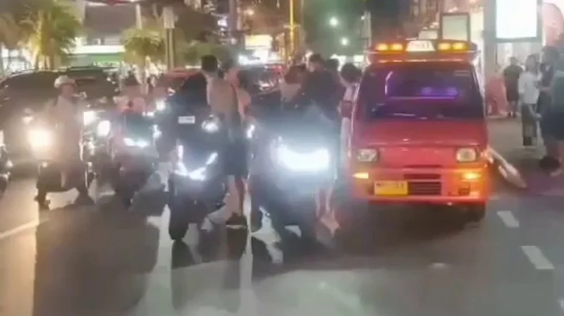 Конфликт между иностранцами и водителем такси произошел в Патонге вечером 9 мая. Фото: Иккапоп Тхонгтуб