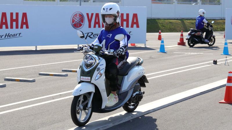 Занятия в мотошколе Yamaha в Бангкоке. Обучение проходит на оборудованной площадке, вождение осуществляется в защитной экипировке. Фото: Yamaha Riding Academy