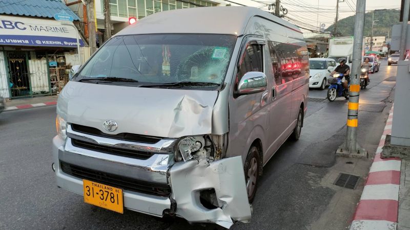 Микроавтобус сбил мототакси в районе Bangkok Hospital утром 13 мая. Фото: Иккапоп Тхонгтуб
