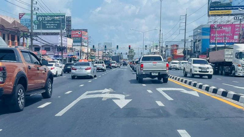 На шоссе Thepkrasattri Rd. изменилась дорожная разметка у светофора в Ко-Кэу – теперь там две полосы для разворота в сторону Пхукет-Тауна вместо одной, сообщает Phuket Info Center.