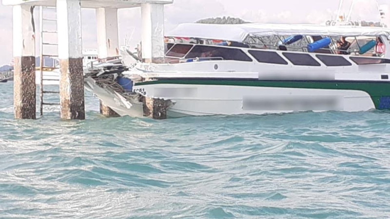 Спидбот врезался в сигнальную вышку у побережья Пхукета. Пострадать могли до 30 человек. Фото: Phuket Info Center (первое фото)