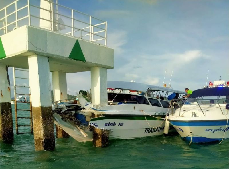 Спидбот врезался в сигнальную вышку у побережья Пхукета. Пострадать могли до 30 человек. Фото: Puket Tourist Police