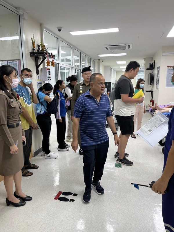 Губернатор Пхукета посетил больницу Vachira Hospital и провел экстренное совещание по ситуации. Фото: PR Phuket