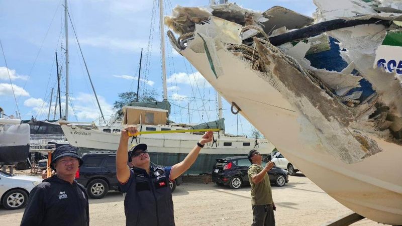 Осмотр Thanathip Marine 555 на следующий день после аварии. Фото: Phuket Info Center