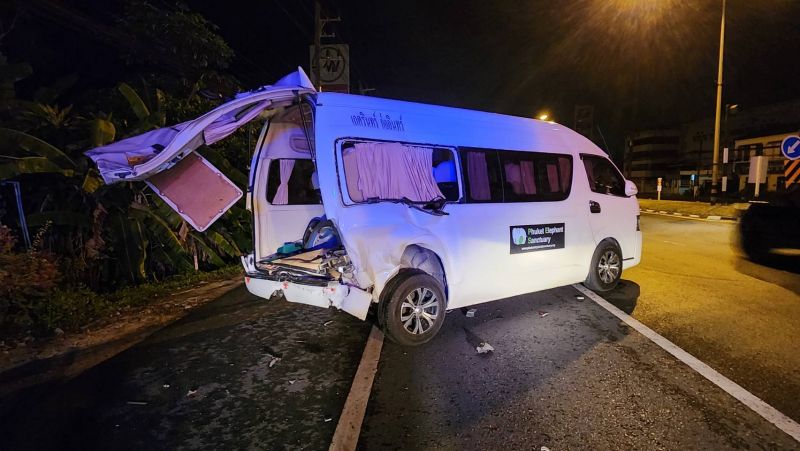 Пикап врезался в стоявший на обочине микроавтобус в Таланге. Двух пострадавших эвакуировали на носилках. Фото: Иккапоп Тхонгтуб