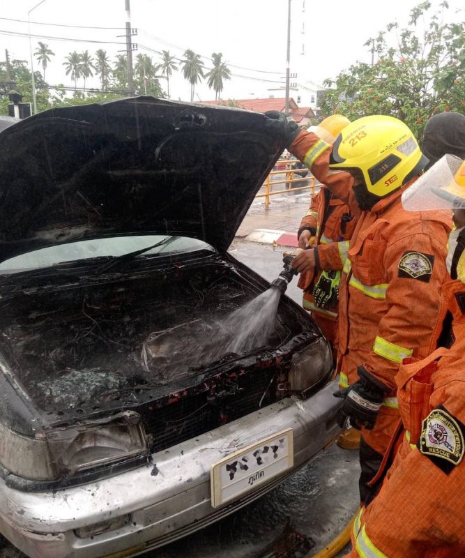 Автомобиль загорелся у школы РРАО к югу от Кольца Чалонга. Фото: Rawai Fire Department