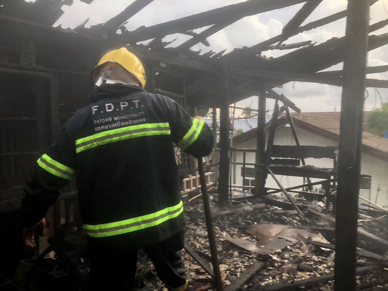 Жилой дом загорелся в плотно застроенной части Калима во второй половине дня 19 мая. Фото: Иккапоп Тхонгтуб