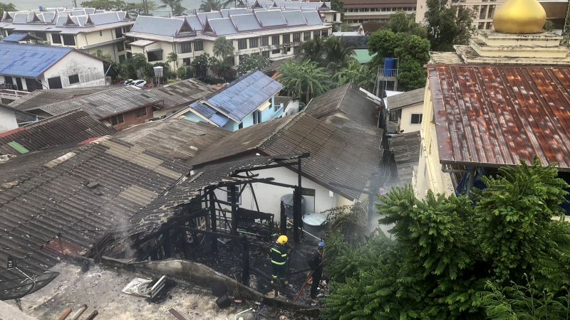 Жилой дом загорелся в плотно застроенной части Калима во второй половине дня 19 мая. Фото: Иккапоп Тхонгтуб