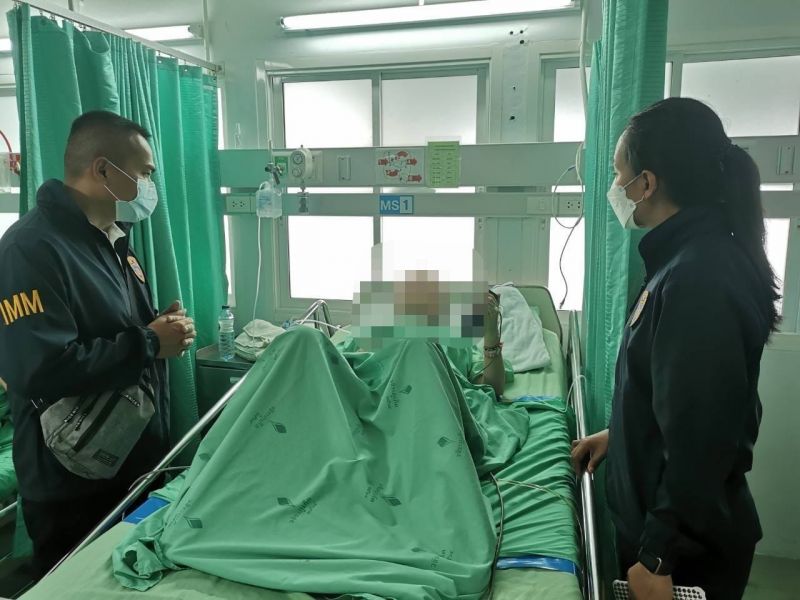 Сотрудники Иммиграционного бюро навещают пострадавших туристов в больнице 19 мая. Фото: PR Phuket