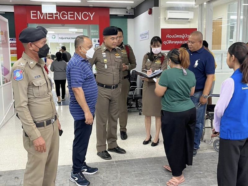 Губернатор Пхукета и полиция в больнице 17 мая. Фото: PR Phuket