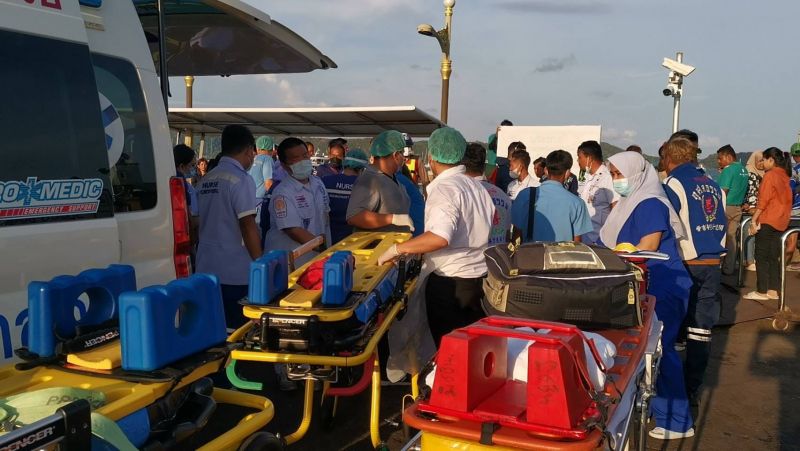 Доставка пострадавших на пирс в Чалонге после аварии 17 мая. Фото: PR Phuket