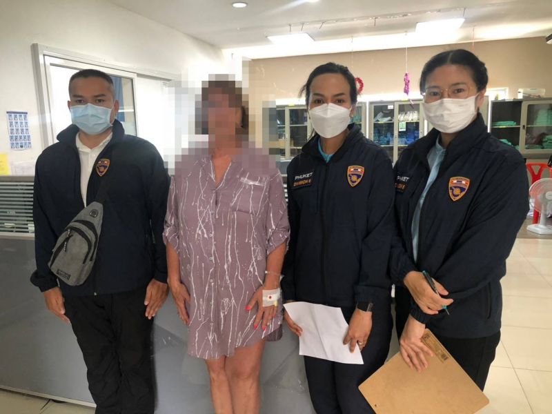 Сотрудники Иммиграционного бюро в больницах Пхукета 19 мая. Фото: Phuket Immigration