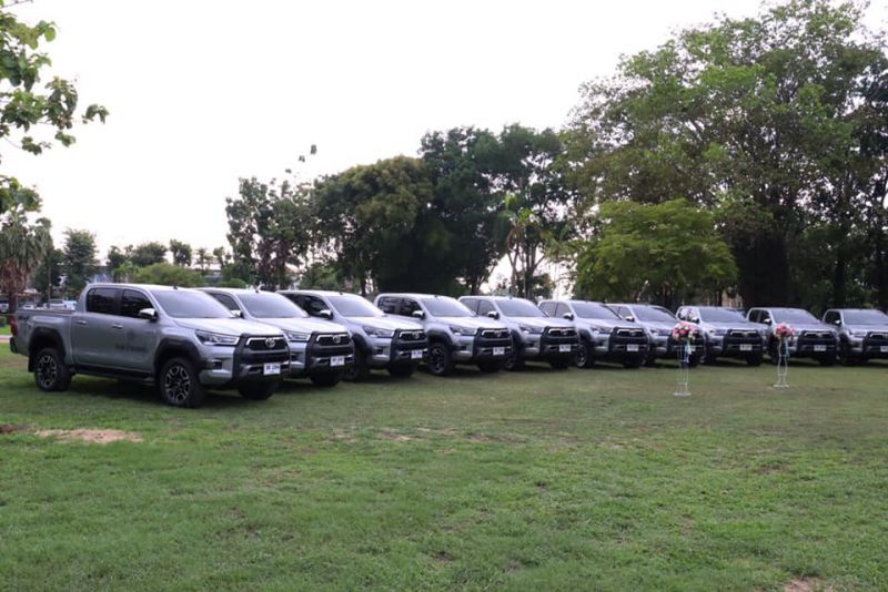 Десять пикапов Toyota передали районным медцентрам Пхукета. Фото: PPAO